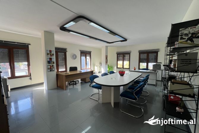 Ambient biznesi me qera 3+1 ne Tirane - 800 Euro