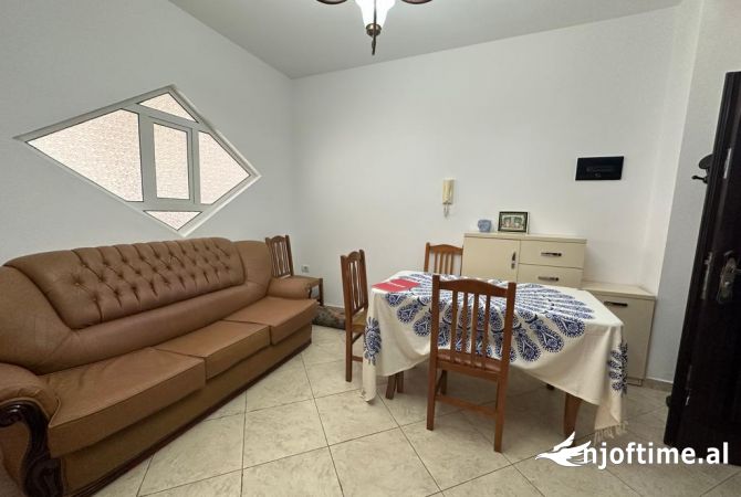 Shtepi me qera Apartament ne Tirane, 2+1, Mobilimi E mobiluar, Pagesa 650  Euro.