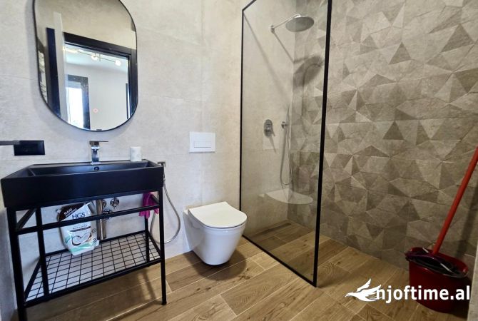 Shtepi me qera Apartament ne Tirane, 3+1, Mobilimi E mobiluar, Pagesa 1,900  Euro.