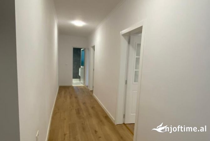 Shtepi ne shitje Apartament ne Tirane, 2+1, Mobilimi Pjeserisht e mobiluar, Pagesa 185,000  Euro.