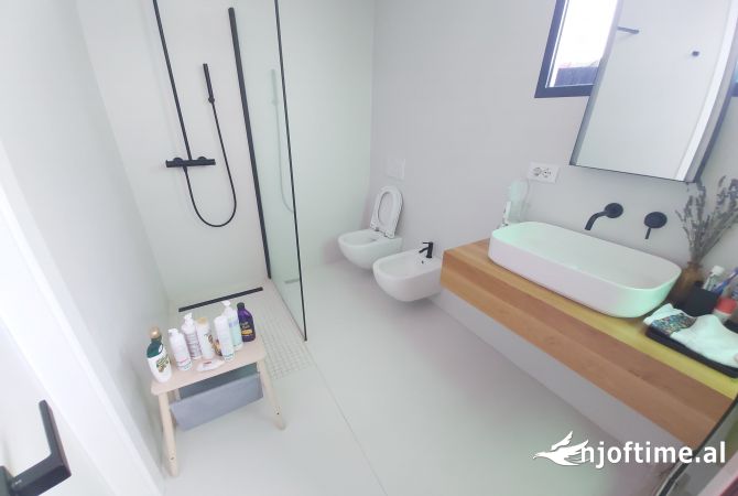 Shtepi me qera Apartament ne Tirane, 2+1, Mobilimi E mobiluar, Pagesa 1,000  Euro.