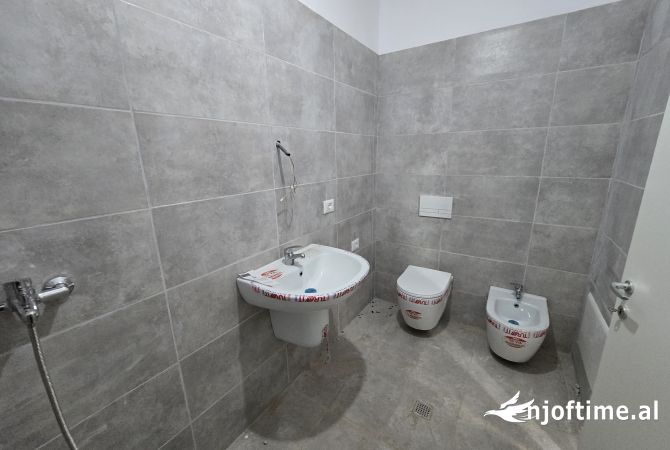 Shtepi ne shitje Apartament ne Tirane, 2+1, Mobilimi Bosh, pa mobiluar, Pagesa 115,000  Euro.
