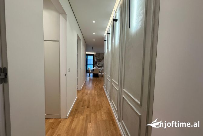 Shtepi ne shitje Apartament ne Tirane, 3+1, Mobilimi E mobiluar, Pagesa 411,600  Euro.