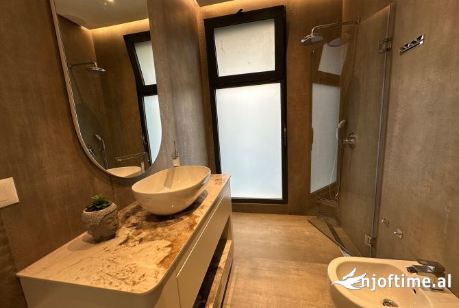 Shtepi ne shitje Apartament ne Tirane, 3+1, Mobilimi E mobiluar, Pagesa 411,600  Euro.