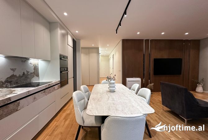 Shtepi ne shitje Apartament ne Tirane, 3+1, Mobilimi E mobiluar, Pagesa 411,600  Euro.