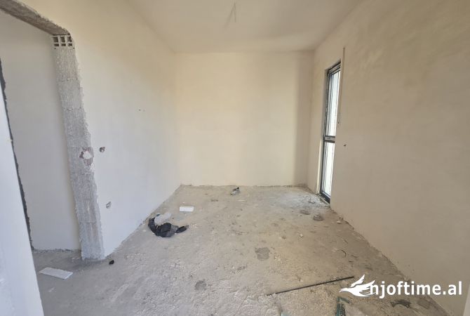 Shtepi ne shitje Apartament ne Durres, 1+1, Mobilimi Bosh, pa mobiluar, Pagesa 165,000  Euro.