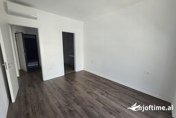 Shtepi me qera Apartament ne Tirane, 2+1, Mobilimi Bosh, pa mobiluar, Pagesa 650  Euro.