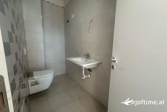 Ambient biznesi me qera 1+1 ne Tirane - 1,300 Euro