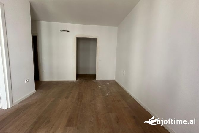 Shtepi ne shitje Apartament ne Tirane, 2+1, Mobilimi Bosh, pa mobiluar, Pagesa 187,000  Euro.