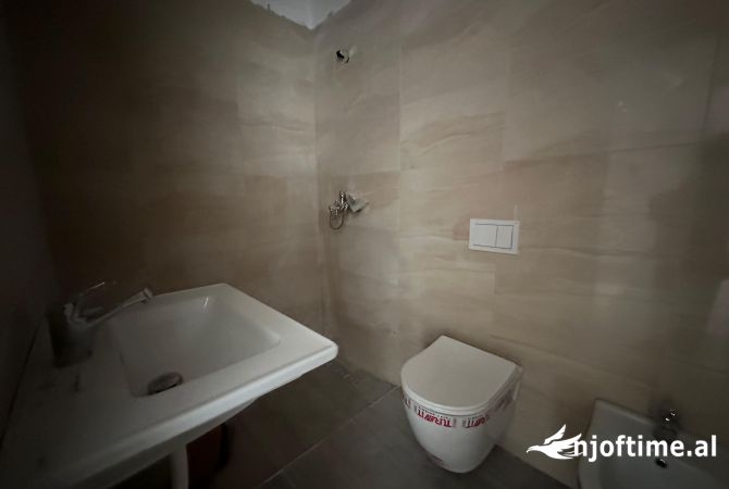 Shtepi ne shitje Apartament ne Tirane, 2+1, Mobilimi Bosh, pa mobiluar, Pagesa 183,000  Euro.