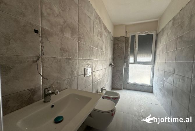 Shtepi ne shitje Apartament ne Tirane, 2+1, Mobilimi Bosh, pa mobiluar, Pagesa 183,000  Euro.