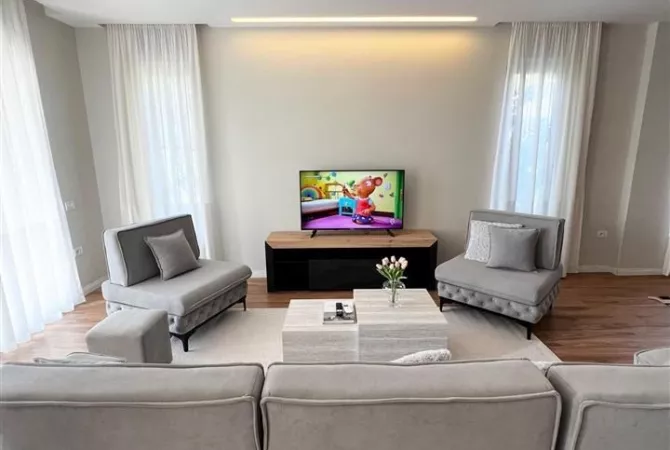 Shtepi me qera 2+1 ne Tirane - 1,600 Euro