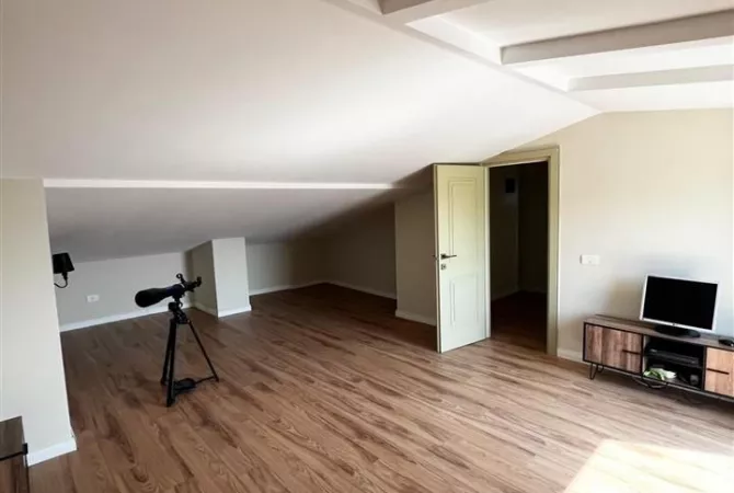 Shtepi me qera Vila Luksoze ne Tirane, 2+1, Mobilimi E mobiluar, Pagesa 1,600  Euro.