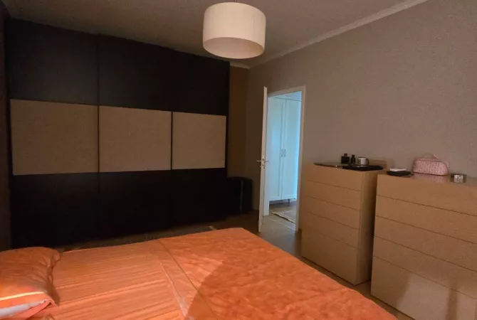 Shtepi me qera Apartament ne Tirane, 2+1, Mobilimi E mobiluar, Pagesa 85,000  Leke.