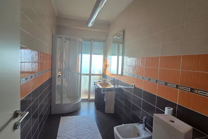 Shtepi me qera Apartament ne Tirane, 2+1, Mobilimi E mobiluar, Pagesa 85,000  Leke.