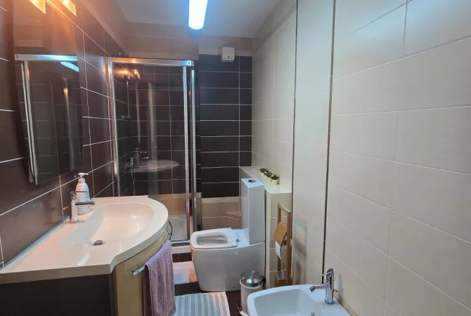 Shtepi me qera Apartament ne Tirane, 2+1, Mobilimi E mobiluar, Pagesa 85,000  Leke.
