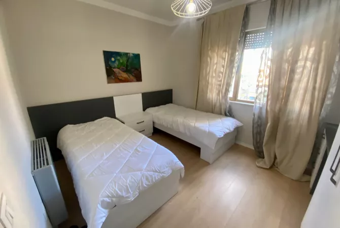 Shtepi me qera Apartament ne Tirane, 3+1, Mobilimi Pjeserisht e mobiluar, Pagesa 1,200  Euro.