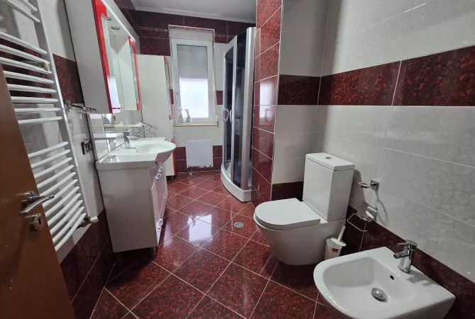 Shtepi me qera Apartament ne Tirane, 2+1, Mobilimi E mobiluar, Pagesa 700  Euro.