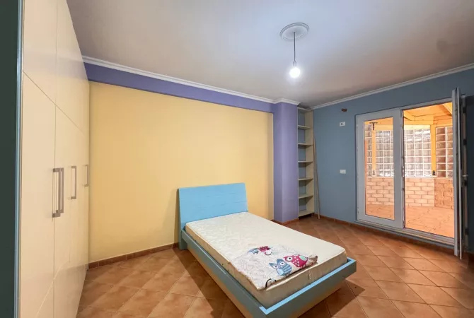 Shtepi me qera Apartament ne Tirane, 2+1, Mobilimi Pjeserisht e mobiluar, Pagesa 550  Euro.