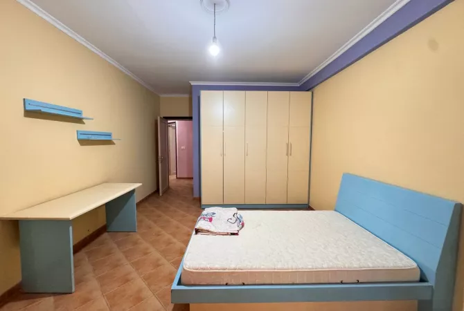 Shtepi me qera Apartament ne Tirane, 2+1, Mobilimi Pjeserisht e mobiluar, Pagesa 550  Euro.