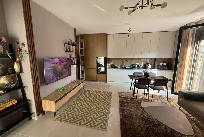 Shtepi me qera 2+1 ne Tirane - 1,000 Euro
