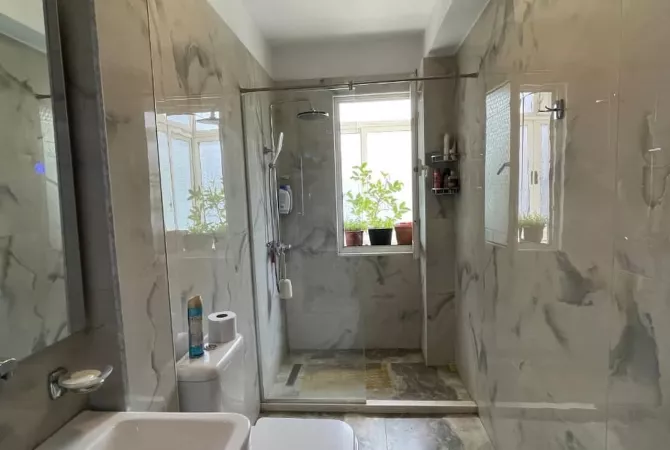 Shtepi me qera Apartament ne Tirane, 3+1, Mobilimi E mobiluar, Pagesa 1,000  Euro.