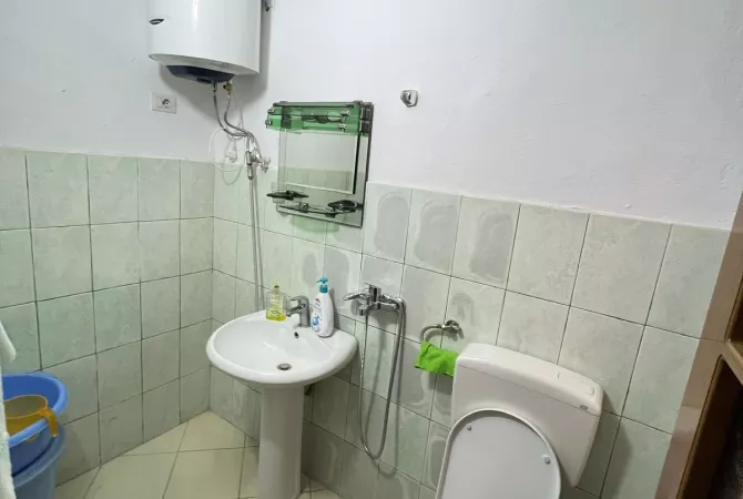 Shtepi me qera Apartament ne Tirane, 1+1, Mobilimi Pjeserisht e mobiluar, Pagesa 500  Euro.