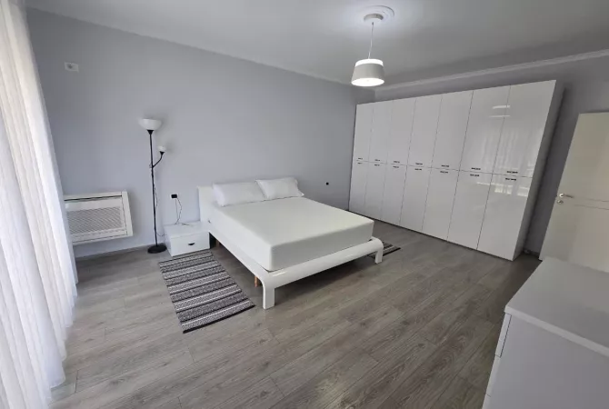 Shtepi me qera Apartament ne Tirane, 3+1, Mobilimi E mobiluar, Pagesa 1,200  Euro.