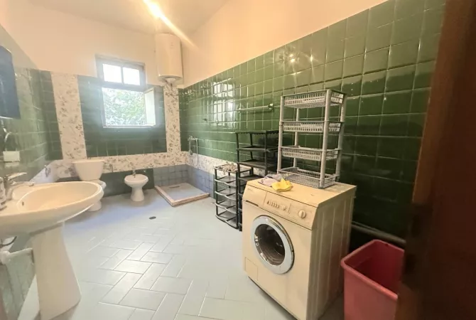 Shtepi me qera Shtepi Private ne Tirane, 2+1, Mobilimi E mobiluar, Pagesa 550  Euro.