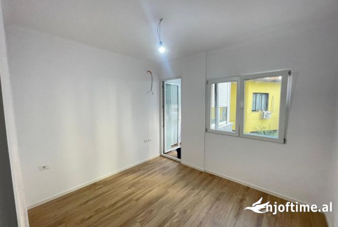 Shtepi ne shitje Apartament ne Tirane, 1+1, Mobilimi Bosh, pa mobiluar, Pagesa 125,000  Euro.