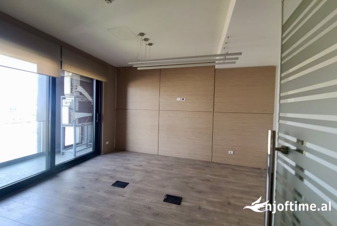 Ambient biznesi me qera 3+1 ne Tirane - 2,500 Euro