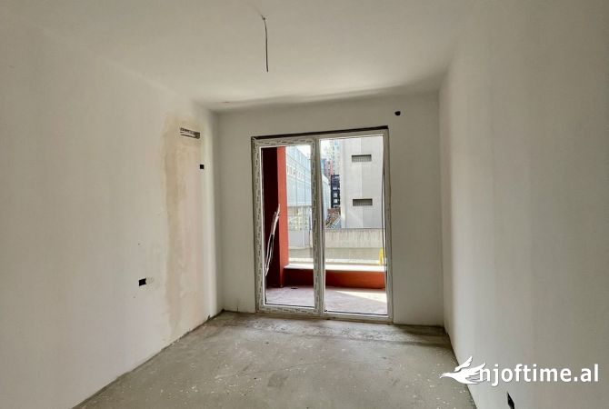 Shtepi ne shitje Apartament ne Tirane, 1+1, Mobilimi Bosh, pa mobiluar, Pagesa 135,000  Euro.