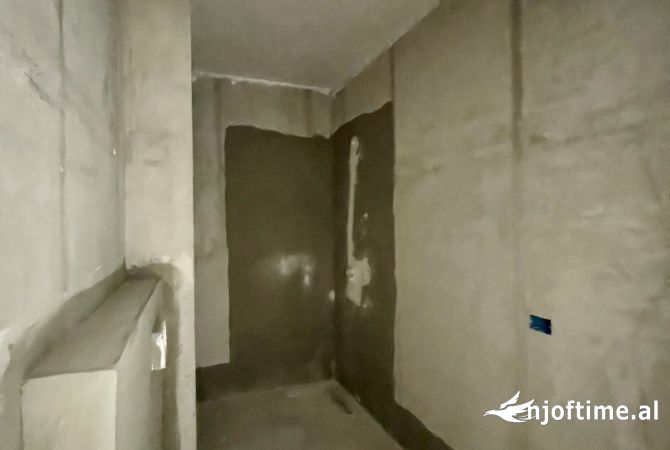 Shtepi ne shitje Apartament ne Tirane, 1+1, Mobilimi Bosh, pa mobiluar, Pagesa 135,000  Euro.