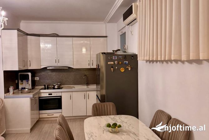 Shtepi ne shitje Apartament ne Tirane, 2+1, Mobilimi E mobiluar, Pagesa 115,000  Euro.