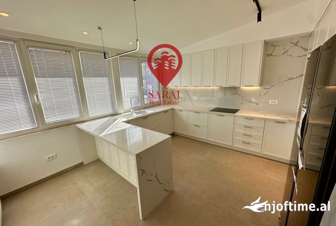 Shtepi ne shitje Penthose(kati i fundit panoramik) ne Tirane, 3+1, Mobilimi E mobiluar, Pagesa 650,000  Euro.