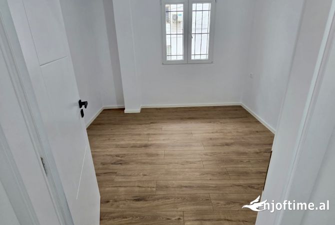 Shtepi ne shitje Apartament ne Tirane, 2+1, Mobilimi Bosh, pa mobiluar, Pagesa 120,000  Euro.