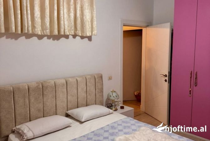 Shtepi ne shitje Apartament ne Tirane, 1+1, Mobilimi Pjeserisht e mobiluar, Pagesa 105,000  Euro.
