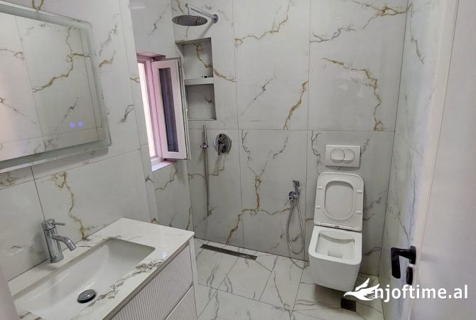 Shtepi ne shitje Apartament ne Tirane, 2+1, Mobilimi Bosh, pa mobiluar, Pagesa 185,000  Euro.
