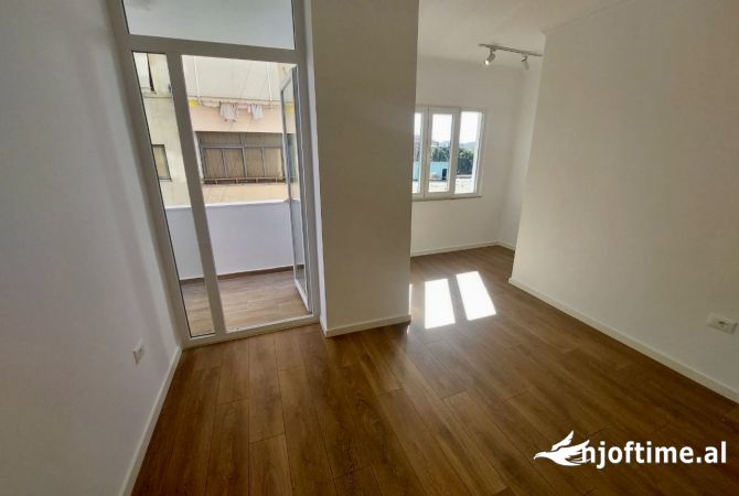 Shtepi ne shitje Apartament ne Tirane, 2+1, Mobilimi Bosh, pa mobiluar, Pagesa 185,000  Euro.