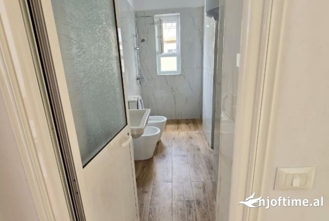 Shtepi ne shitje Apartament ne Tirane, 2+1, Mobilimi Bosh, pa mobiluar, Pagesa 129,000  Euro.