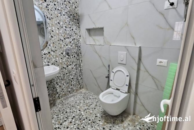 Shtepi ne shitje Apartament ne Tirane, 2+1, Mobilimi Bosh, pa mobiluar, Pagesa 120,000  Euro.