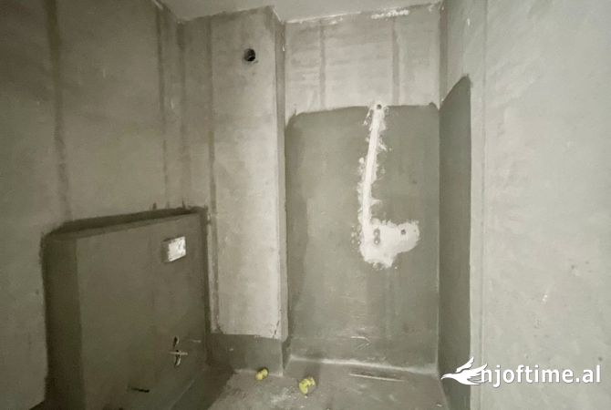 Shtepi ne shitje Apartament ne Tirane, 1+1, Mobilimi Bosh, pa mobiluar, Pagesa 135,000  Euro.