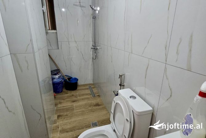 Shtepi ne shitje Apartament ne Tirane, 2+1, Mobilimi Bosh, pa mobiluar, Pagesa 132,000  Euro.