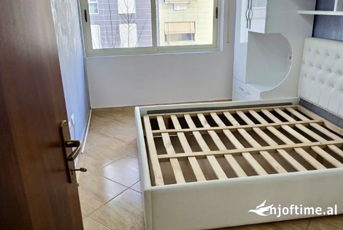 Shtepi ne shitje Apartament ne Tirane, 1+1, Mobilimi Pjeserisht e mobiluar, Pagesa 135,000  Euro.