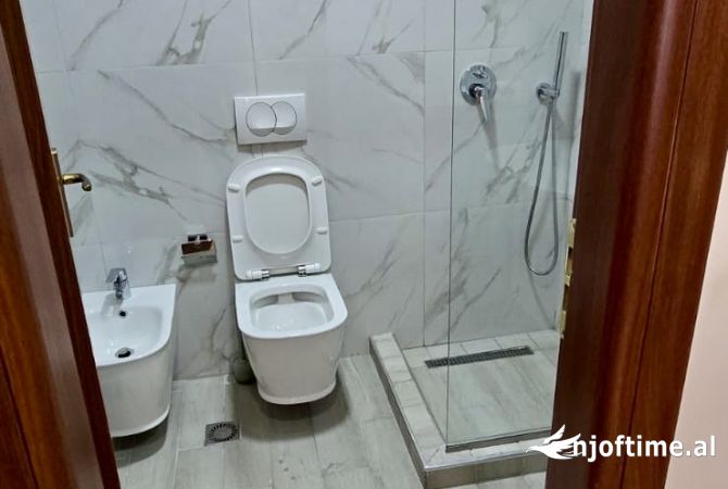 Shtepi ne shitje Apartament ne Tirane, 1+1, Mobilimi Pjeserisht e mobiluar, Pagesa 135,000  Euro.