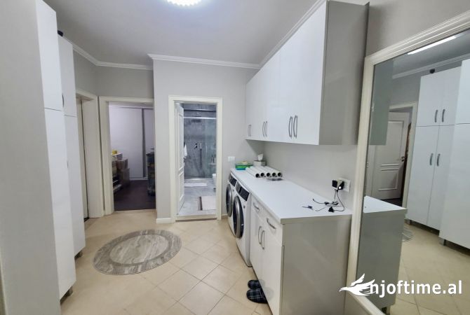 Shtepi ne shitje Apartament ne Tirane, 2+1, Mobilimi E mobiluar, Pagesa 263,000  Euro.