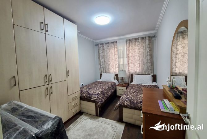 Shtepi ne shitje Apartament ne Tirane, 2+1, Mobilimi E mobiluar, Pagesa 263,000  Euro.