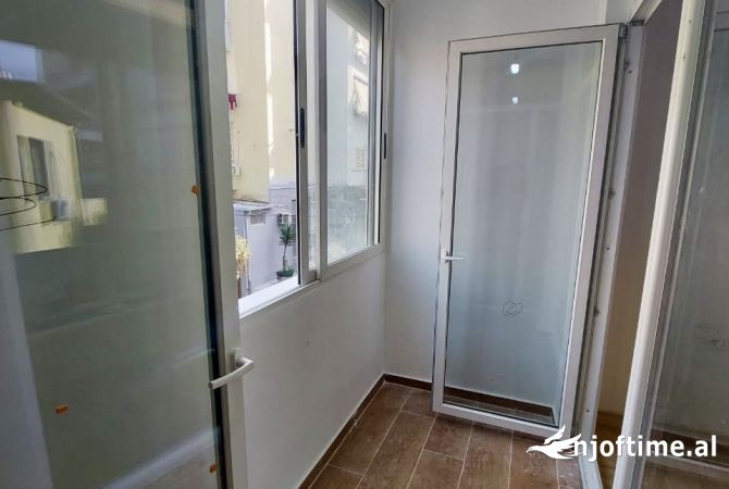 Shtepi ne shitje Apartament ne Tirane, 1+1, Mobilimi Bosh, pa mobiluar, Pagesa 123,000  Euro.