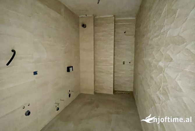 Shtepi ne shitje Apartament ne Tirane, 2+1, Mobilimi Bosh, pa mobiluar, Pagesa 180,000  Euro.