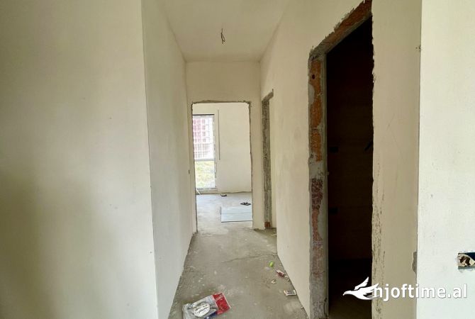 Shtepi ne shitje Apartament ne Tirane, 2+1, Mobilimi Bosh, pa mobiluar, Pagesa 180,000  Euro.